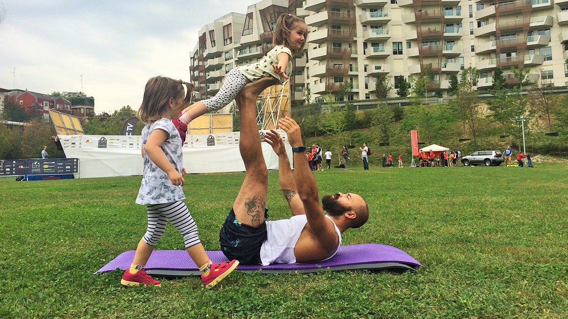 corsi_bimbi_flymamy_acroyoga