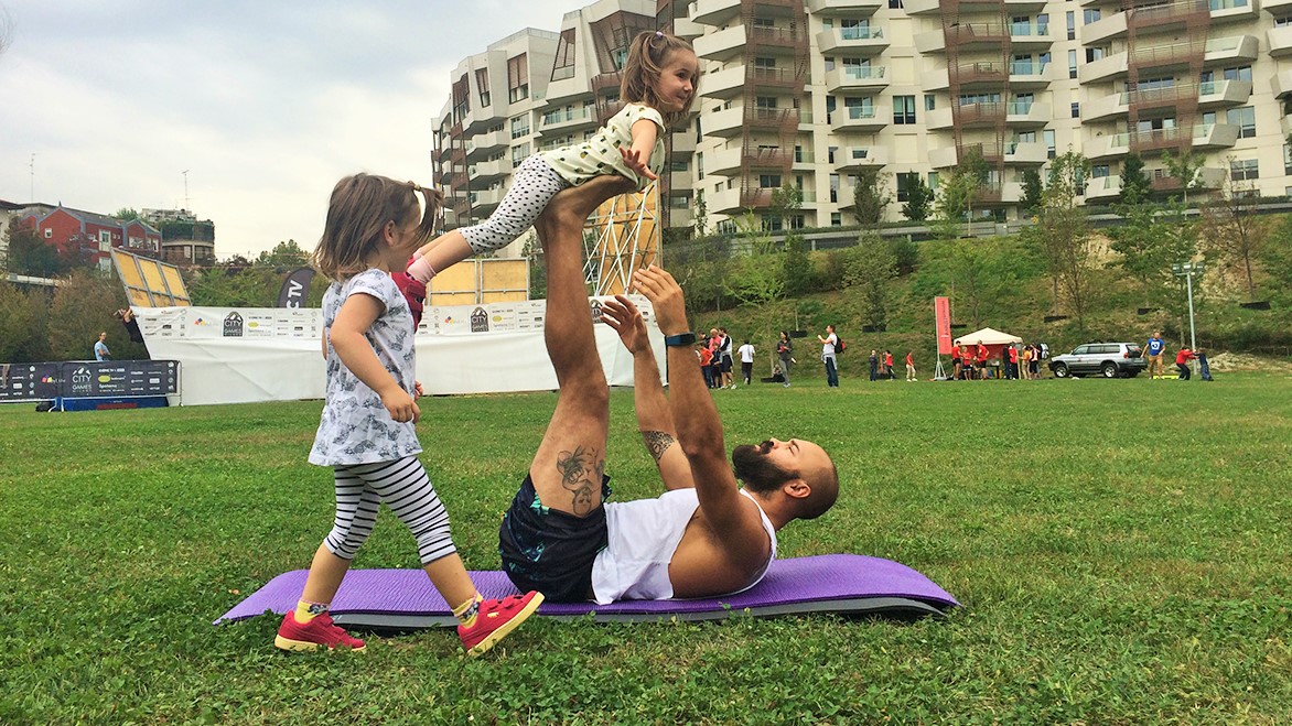 corsi_bimbi_flymamy_acroyoga